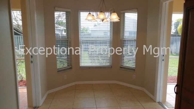 Foto del edificio - 3 Bed 2 Bath SW CAPE Home! Lawn Service In...