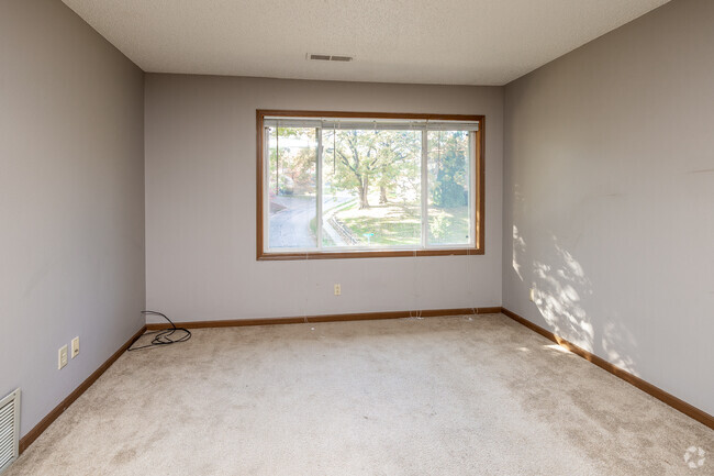 2BR, 1BA - 900 SF - 1014 Oakcrest Street Iowa City IA