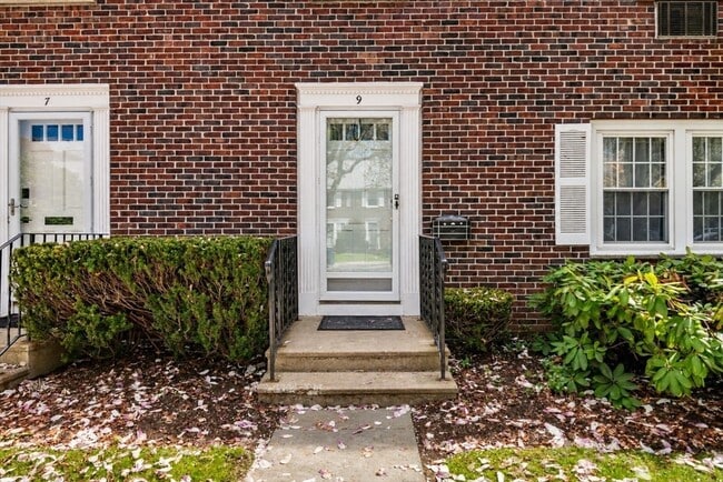 Building Photo - 9 Town House Dr