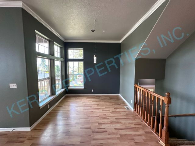 Foto del edificio - THE FIRST FULL MONTH'S RENT IS FREE! Charming 3-Bedroom Tri-Level Retreat in Estacada with Spacio...