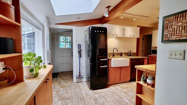 Foto del edificio - Charming Vintage 1930's Cottage Located on...