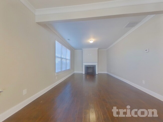 Building Photo - 910 Southfork Dr