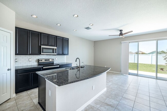 Foto del edificio - Beautiful Riverview Townhome