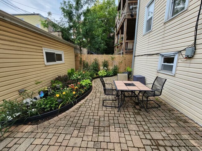 Shared Yard - 1012 N Oakley Blvd Apartments