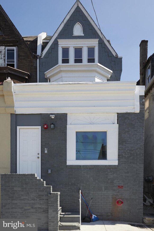 Building Photo - 5514 Woodland Ave