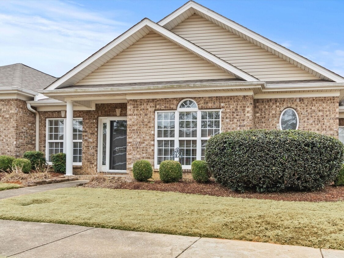 Foto principal - Elegant Townhome with Open Floor Plan and Modern Upgrades!