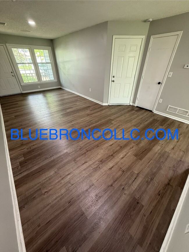Foto del edificio - Stunning 3 bedroom 2.5 bath with modern up...