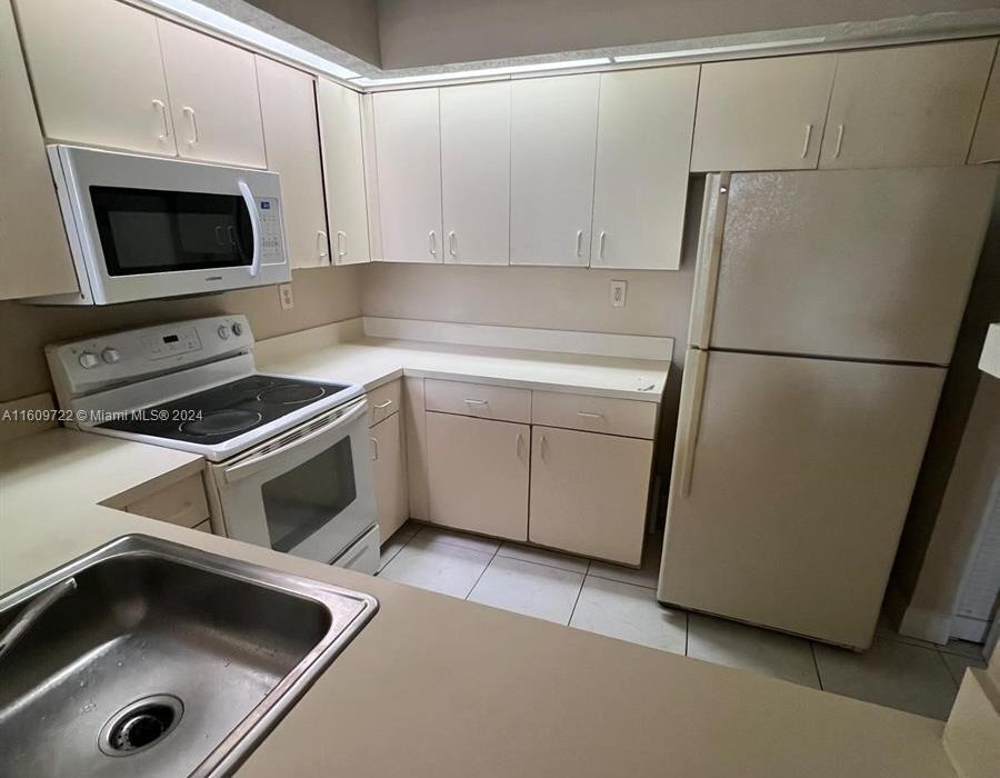 Primary Photo - 8660 Southwest 212th Street Apt #212, Cutl...