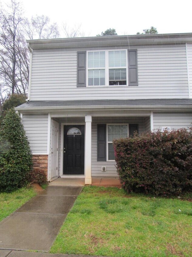 Primary Photo - Spacious 4 bedroom, 2 full bath, 2 story t...
