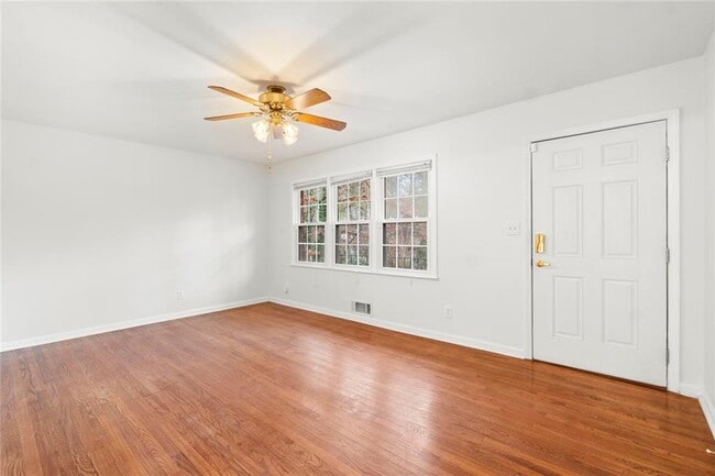 Building Photo - 2630 Warwick Cir NE