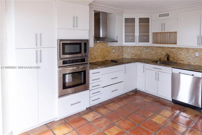 Foto del edificio - 6423 Collins Ave