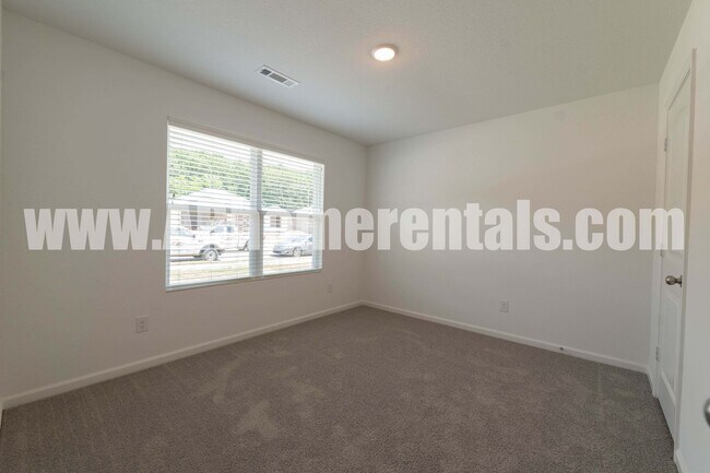 Foto del edificio - Large 4 Bedroom Home!