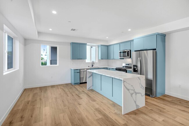 Building Photo - 4440 Turquoise St