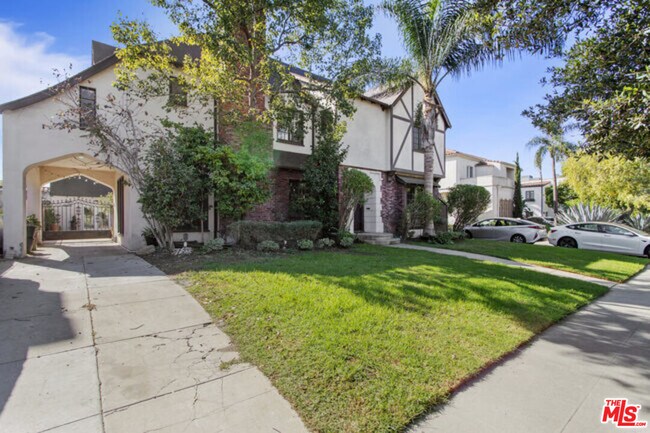 Foto del edificio - 6144 Barrows Dr
