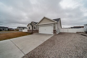 Building Photo - 3950 E Ridgeland Dr