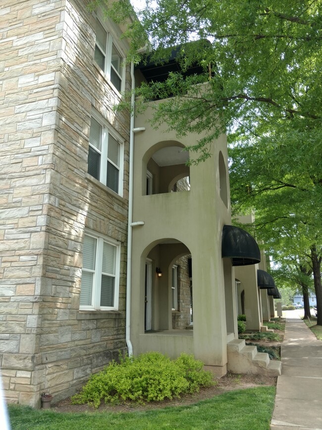 Top floor corner unit with private balcony - 801 E North St