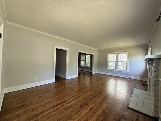 Foto del edificio - 2337 Woodbine Ave