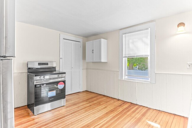 Building Photo - 216 Bartlett St