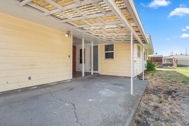 Building Photo - Valley Rancher