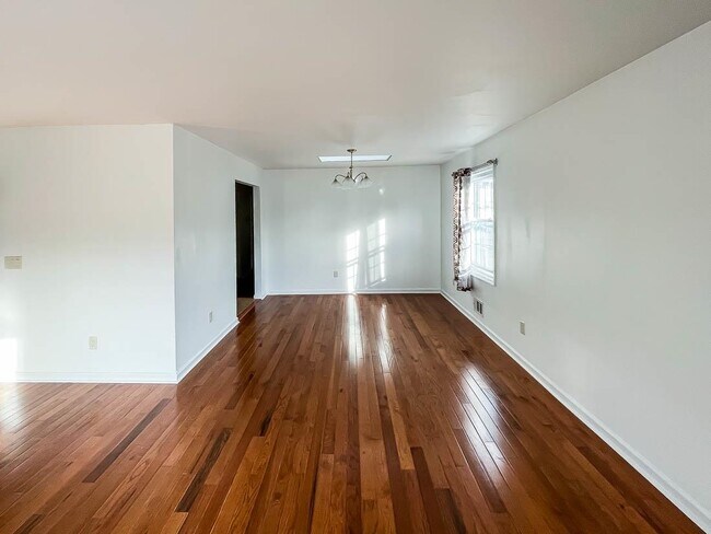 Building Photo - 10 Chopin Ct
