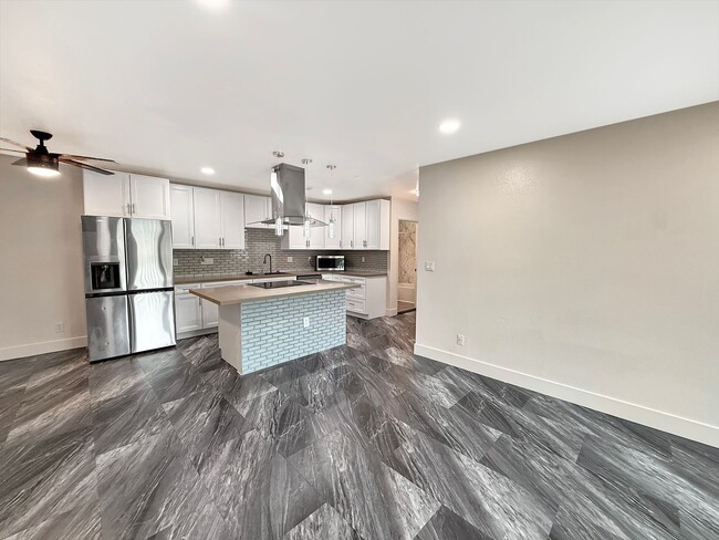 Foto del edificio - Bright & Updated 2-Bed Condo in Gated Vill...