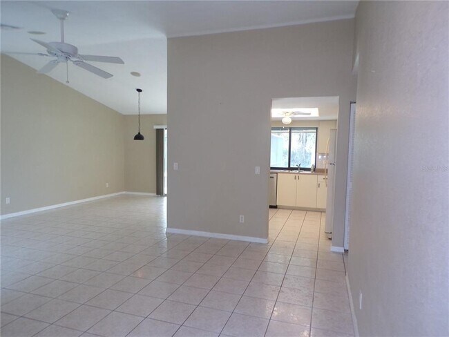 Building Photo - 2087 Hyatt Dr