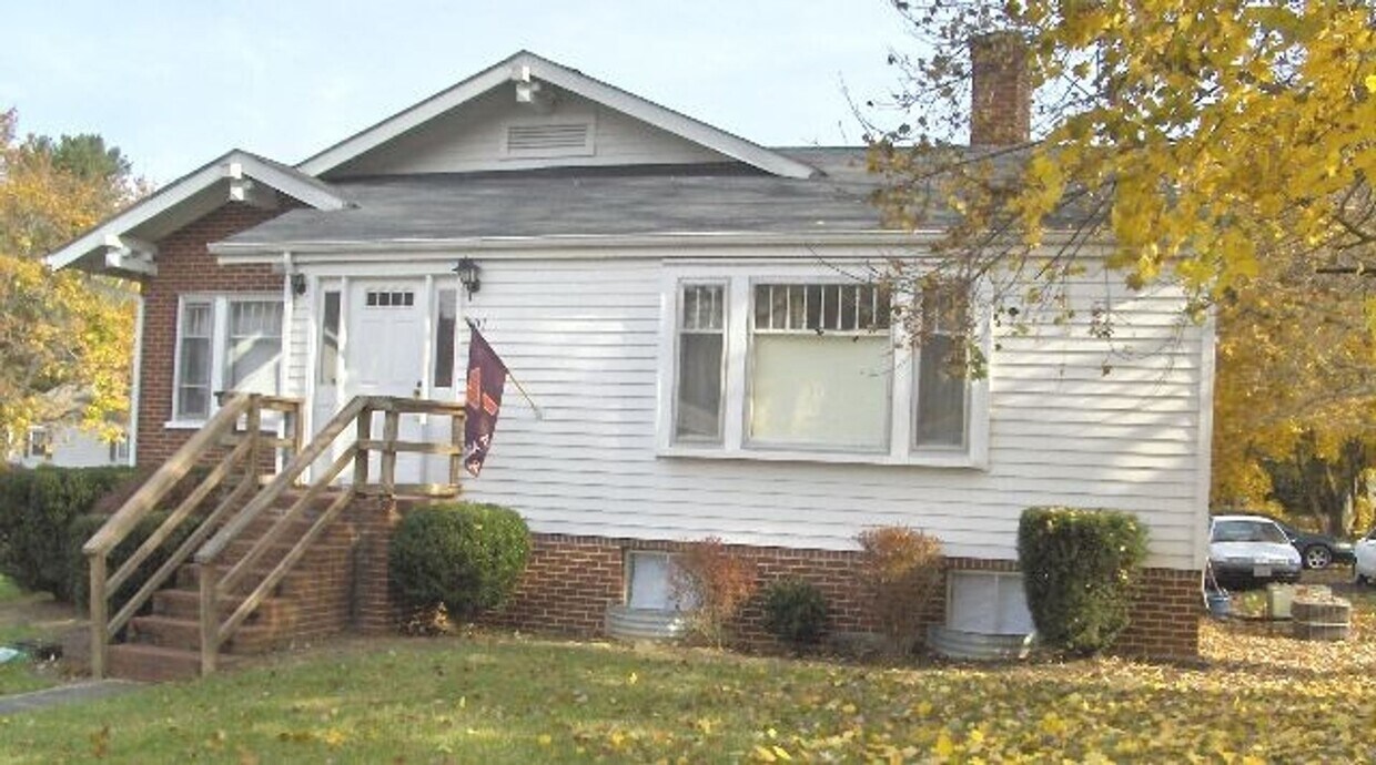 Primary Photo - 901 S Main St