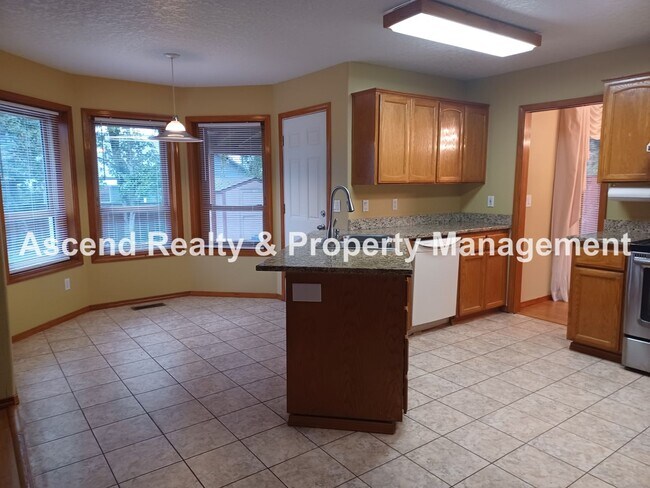 Foto del edificio - Troutdale 4 Bed Fenced Back 3 Car Garage Y...