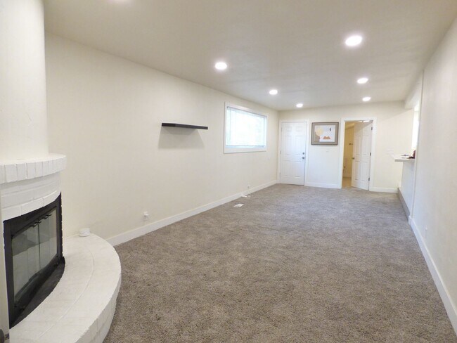 Foto del edificio - Remodeled 3 Bd 2 Bath Home with Garage
