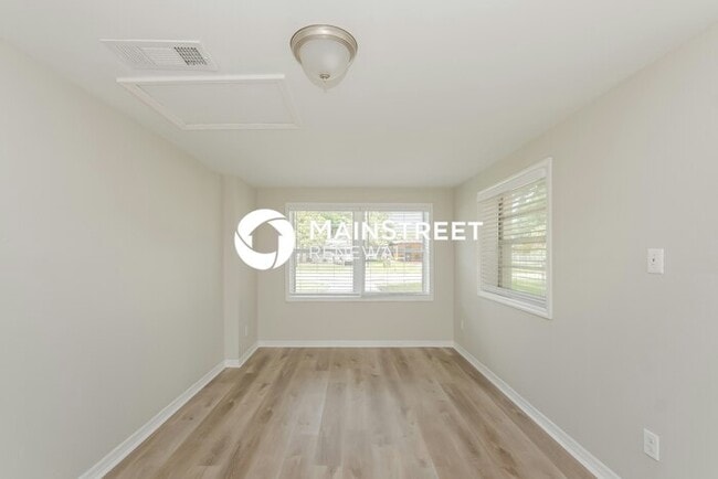 Building Photo - 3 Bedroom Pet-Friendly Home in Tampa, FL with Main Street Renewal