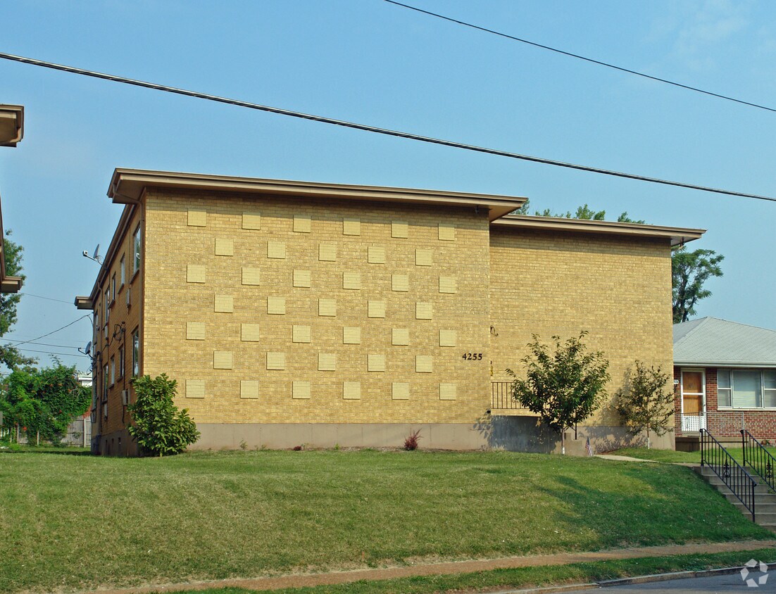 Building Photo - Woodbury Manor