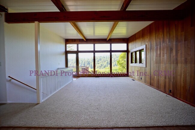 Foto del edificio - Hillside Home with Gorgeous Views, Close t...