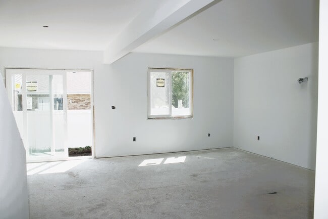 Building Photo - 109 E Division St