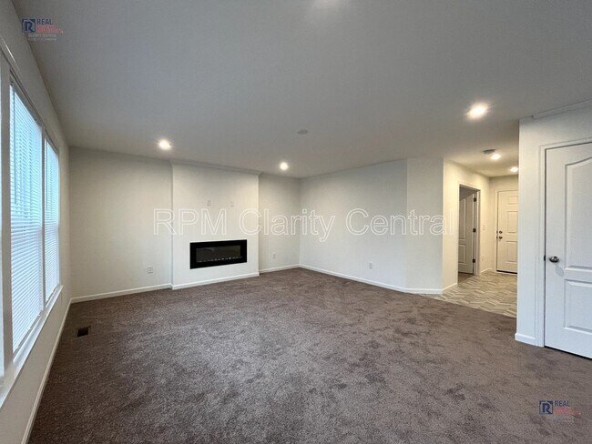 Building Photo - Beautiful home is ready for you!