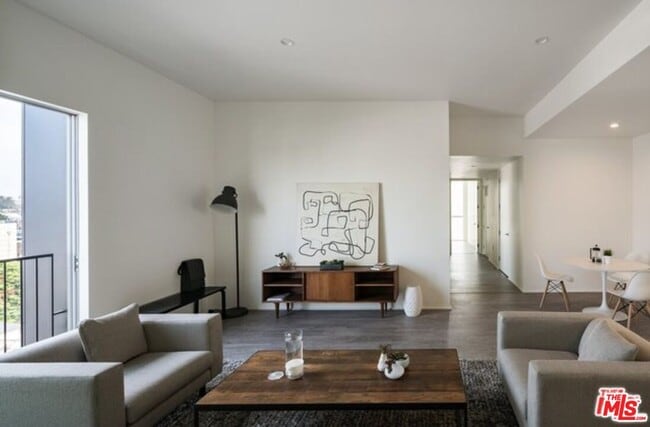 Building Photo - 1038 S Mariposa Ave