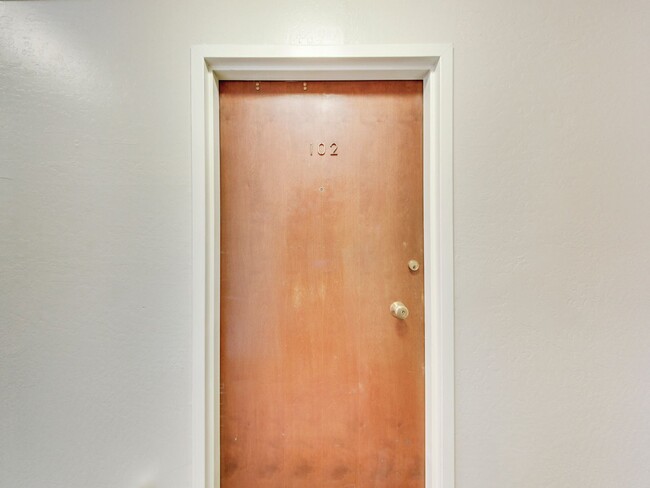 Building Photo - Large, Remodeled 1 Br w/ Bay Windows