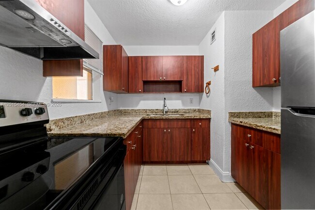 Building Photo - 525 W 69th St