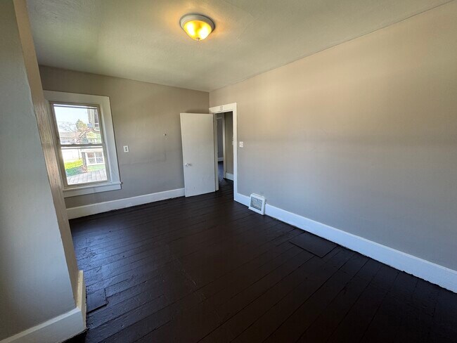 Foto del edificio - 713 Garfield Ave SW