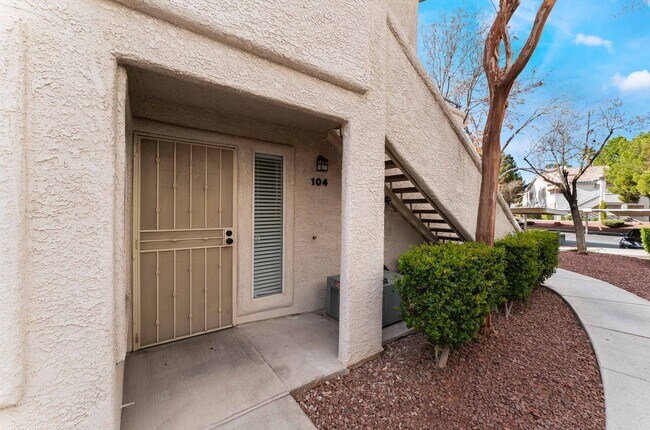 Foto del edificio - Cute downstairs condo unit with 2 bedrooms!