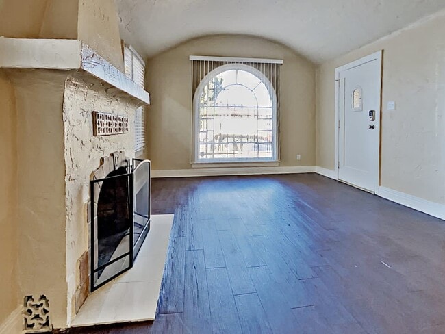 Building Photo - 1422 W 79th St