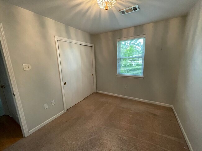 Building Photo - 9775 E Inniswold Rd