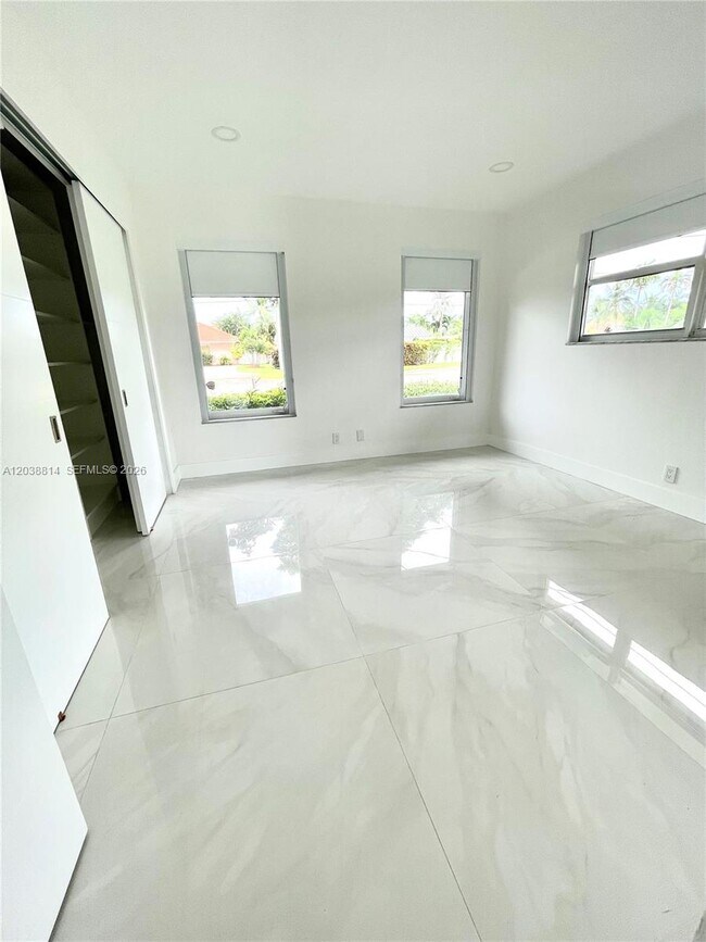 Foto del edificio - 5721 Bayview Dr