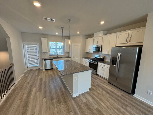 Foto del edificio - Beautiful 3 Bedroom 3.5 Bath Townhome in Lawrenceville.