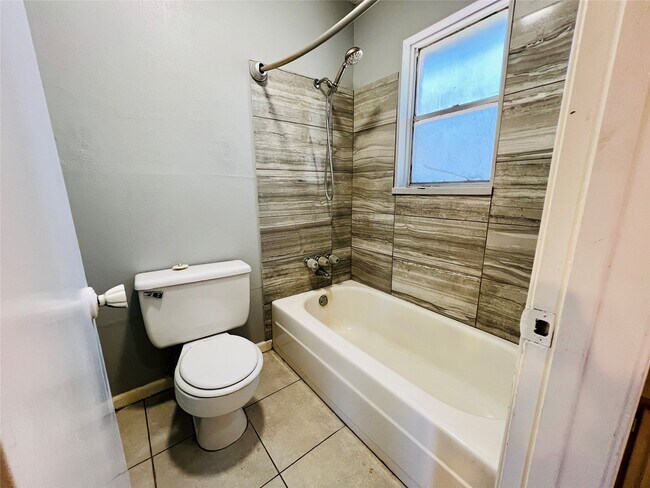 Foto del edificio - 422 Gamewood Dr