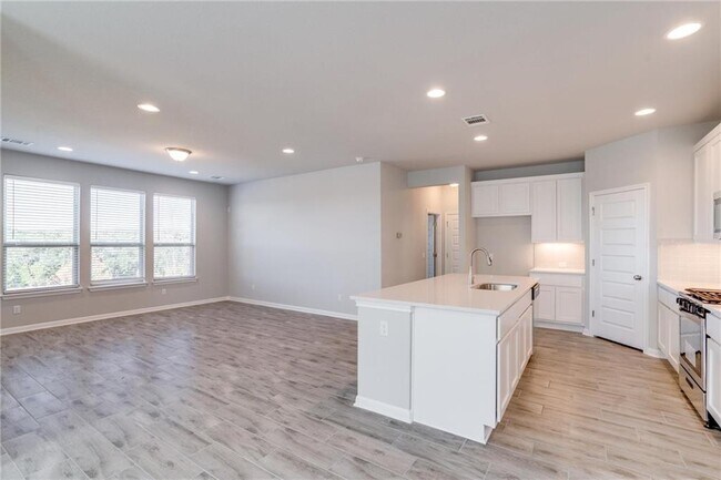 Building Photo - 2205 Limestone Lake Dr