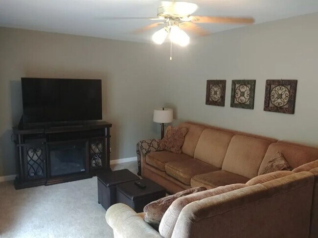 Building Photo - 8424 Holiday Hills Dr