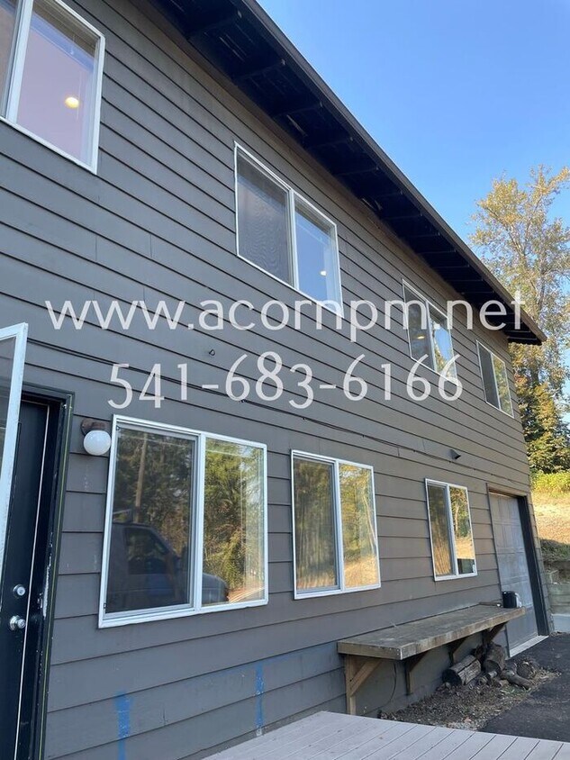 Primary Photo - Large 4BD/3BA Home Near Hendricks Park. Tw...