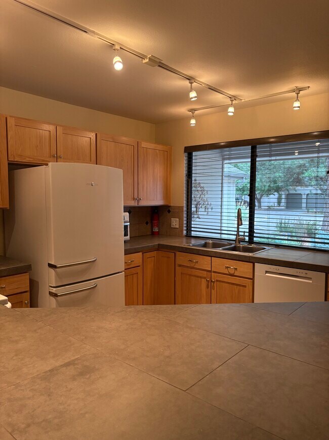 Building Photo - 4639 Burgundy Ln