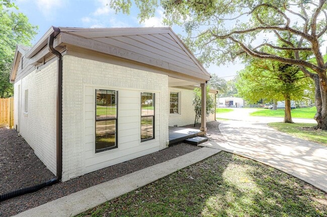 Building Photo - 2600 Cos St