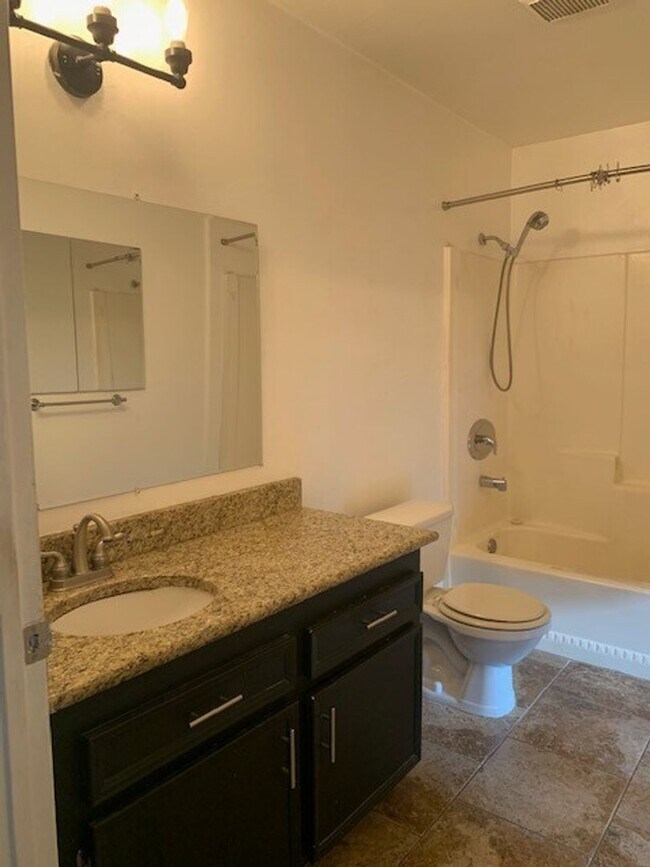 Foto del edificio - 1bd/1ba Lower, corner unit. Steps from BBQ area and laundry facilities.  Water/Sewer/Trash included!